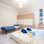 The Waterfront With 3 Bedrooms, 4 Bathrooms, Private Garage Apartment *