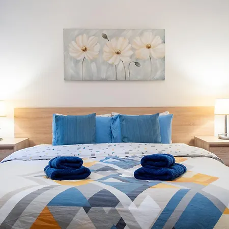 The Luxurious Seafront * Sliema