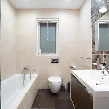 The Waterfront With 3 Bedrooms, 4 Bathrooms, Private Garage Appartamento