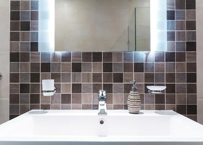 The Waterfront With 3 Bedrooms, 4 Bathrooms, Private Garage *