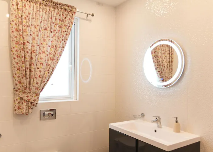 Apartment The Waterfront With 3 Bedrooms, 4 Bathrooms, Private Garage *