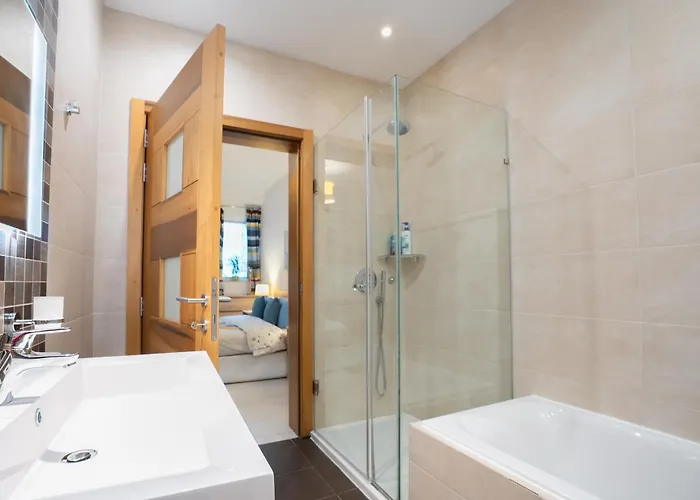 Apartment The Waterfront With 3 Bedrooms, 4 Bathrooms, Private Garage