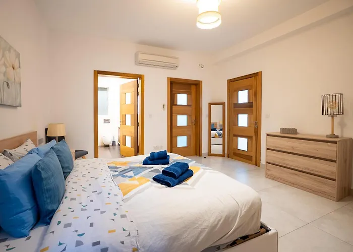 The Waterfront With 3 Bedrooms, 4 Bathrooms, Private Garage Apartment Sliema