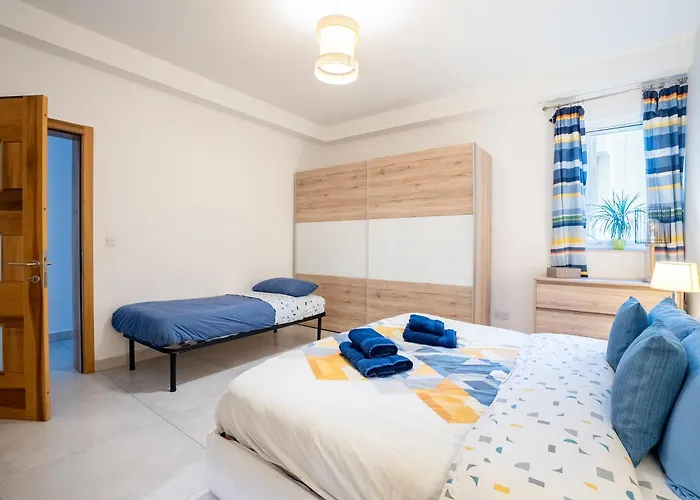 The Waterfront With 3 Bedrooms, 4 Bathrooms, Private Garage Apartment *