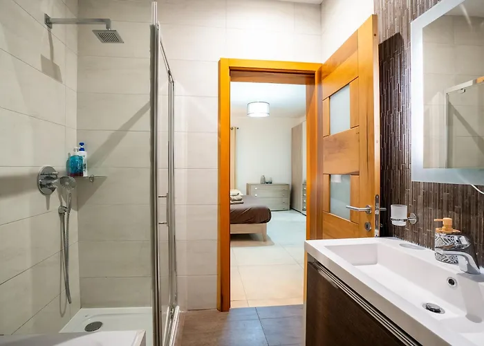 The Waterfront With 3 Bedrooms, 4 Bathrooms, Private Garage Apartment