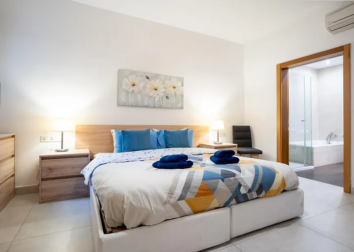 The Waterfront With 3 Bedrooms, 4 Bathrooms, Private Garage Apartment *