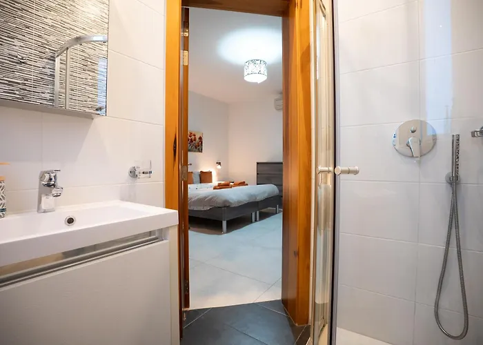 The Waterfront With 3 Bedrooms, 4 Bathrooms, Private Garage *