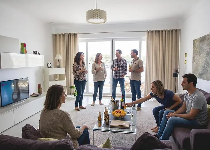 The Waterfront With 3 Bedrooms, 4 Bathrooms, Private Garage Apartment *