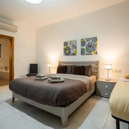 The Luxurious Seafront Appartement Sliema