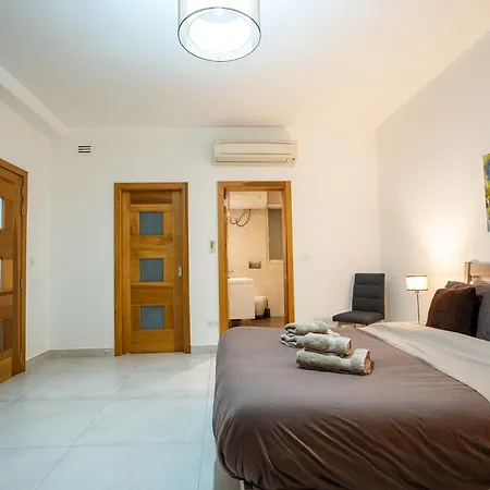 The Luxurious Seafront * Sliema