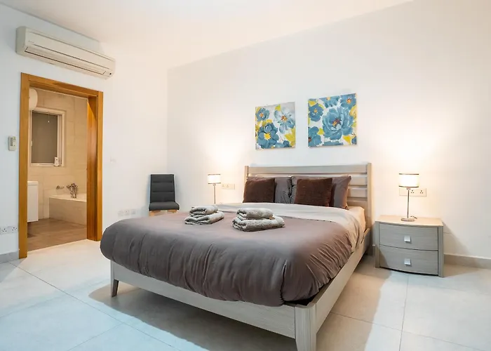 Apartamento The Waterfront With 3 Bedrooms, 4 Bathrooms, Private Garage Sliema