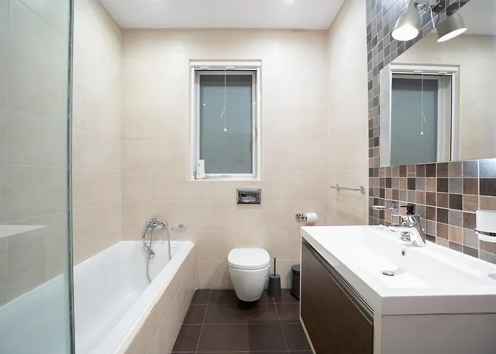 The Waterfront With 3 Bedrooms, 4 Bathrooms, Private Garage Apartamento