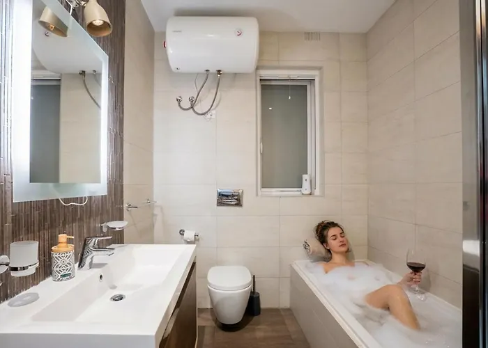 The Waterfront With 3 Bedrooms, 4 Bathrooms, Private Garage *